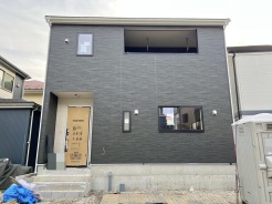 足場が外れて、スッキリした外観が見えてきました。
