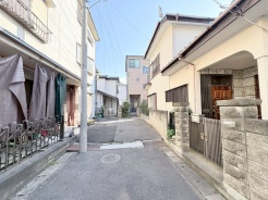 穏やかな日差しが心地よく、静かで落ち着いた暮らしを予感させる街並み。
