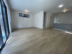 広々とした空間に、温かみのある床材が心地よい雰囲気を醸し出しています。