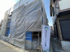 青空の下、新しい住まいが形作られていく様子