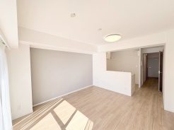 温もりある床材が、穏やかな時を紡ぐ心地よい空間。