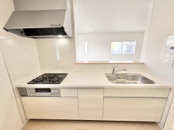 清潔感あふれる機能的なキッチン空間