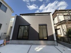 モダンな外壁に映える、洗練された窓辺の佇まい