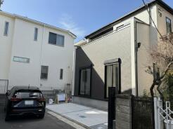 静かな住宅街に調和する、洗練された佇まい。