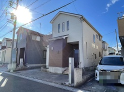 住民の方が主に利用する交通量少なめの道路に面してます。
