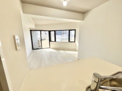 明るい陽射しが心地よく広がる、開放感あふれる空間。