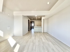 清々しい光と木目が、心地よい広がりを感じさせる空間