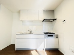 快適な新生活を迎えられそうな、新品のキッチンです。
