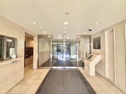 洗練されたエントランスは、住まう方を優しく迎え入れます。