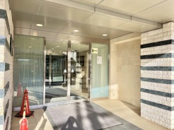 洗練されたエントランスが、上質な日常へと誘います。