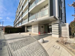 石畳が迎える、落ち着きのあるまい。