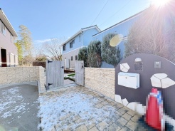 住民の方が主に利用する交通量少なめの道路に面してます。
