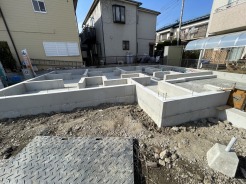 基礎工事が進み、確かな構造が形作られていく空間