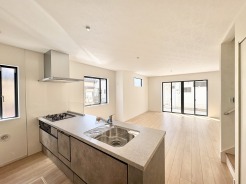 広々とした空間に、温かみのある木目が心地よい住まい