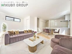 心地よい木目調の床が広がる、開放感あふれる空間。

※本画像はCGで作成しており、実際に現地に家具は置かれておりません。また、価格に家具は含まれておりません。
