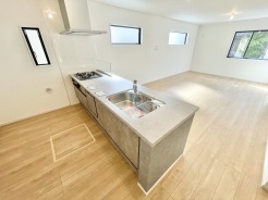 対面タイプなら、キッチン内にいながらご家族やお客様との会話が楽しめます。
