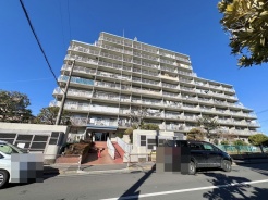 青空と穏やかな日差しに包まれた、ゆとりのある住まい。