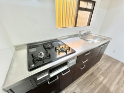 機能的で使いやすい、すっきりとしたデザインのキッチン空間