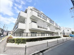 穏やかな街並みに調和する、洗練された佇まい。