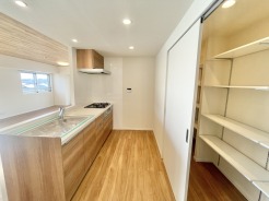 木の温もりと洗練されたデザインが調和する、機能美あふれる空間。
機能性に優れたキッチン周りはお料理も捗ります。