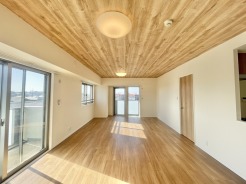 木の温もりと広がりを感じる、心地よい空間。
家族団らんの時間も増えそうな、くつろぎのＬＤＫ。
