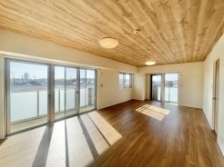 木の温もりと心地よい日差しが、穏やかな暮らしを彩る空間