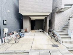 マイカースペースを１台分確保。現地で車幅と共にご確認ください。
