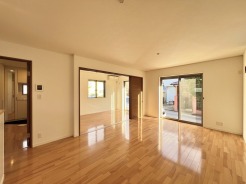 明るい木目の床が広がり、心地よい寛ぎを感じる空間。