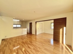 温もりを感じさせる広々とした空間