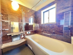 温もりを感じる色合いに包まれ、ゆったりと寛げるお風呂空間。