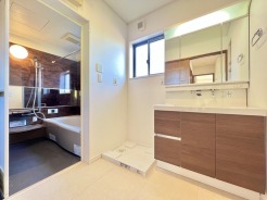 清潔感あふれる洗面空間で、毎日の身支度が心地よく。