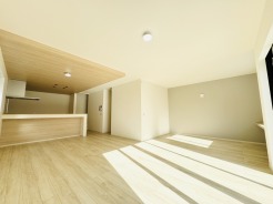 木目調の天井と温かみのある床が、心地よい広がりを生み出す空間