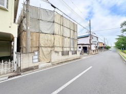 周辺環境と調和する穏やかな街並みに位置しており、日々の暮らしに安らぎを感じられる落ち着いたロケーションです。