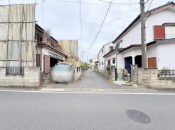 落ち着いた住宅街の風景に溶け込み、日常の静けさを感じさせる穏やかな周辺環境が魅力です。