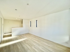 解放感あふれる２階リビングは、自然に光と風に恵まれます。
