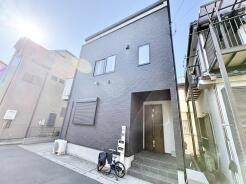 澄み渡る空の下、穏やかな時間が流れる邸宅。