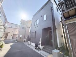 青空の下、洗練された外観が佇む穏やかな日常。