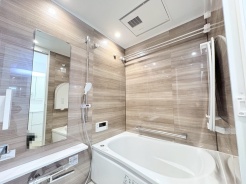 木目調の壁が落ち着いた空間を演出し、リラックスできるバスタイムを。