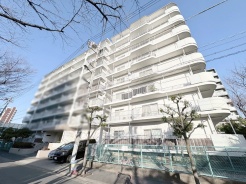 広々としたバルコニーが印象的な、心地よく穏やかな暮らしを育む住まい