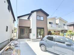 モダンな佇まいと、温かみのある外壁が調和する住まい