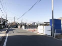 車通りの少ない閑静な住宅地、のびのびした子育てに適します。

