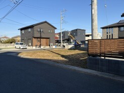 空の青さが映える、穏やかな住宅街の佇まい。