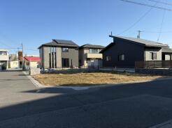 広々とした青空の下、穏やかな陽射しが心地よい街並み