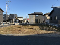 澄み切った青空の下、広がる穏やかな空間。