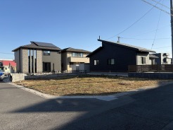 晴れやかな青空の下、住まいが心地よい安らぎを予感させます