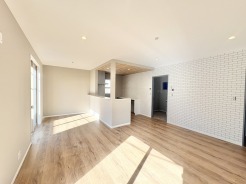 暖かな陽射しが広がり、心安らぐ空間がここにあります。