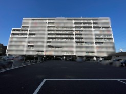 南向きに開口部を設けた設計の家、明るさ重視のプランです。
