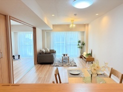 東南角部屋で日当たり良好、明るく開放的な室内空間で過ごせます。