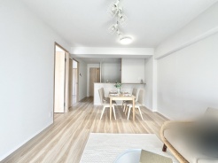 広がりを感じる空間に、柔らかな日差しが心地よく満ちています。