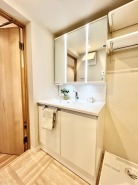 清潔感あふれる空間が、毎日の身支度を心地よく彩ります